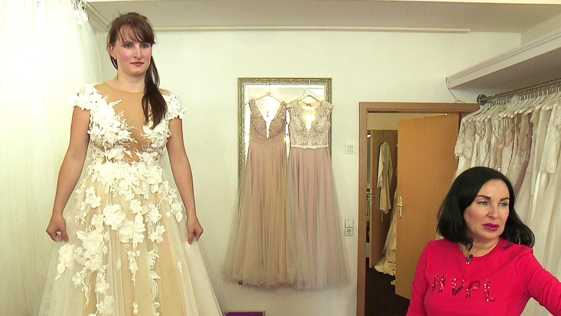 Braut Susan sucht ein figurbetontes Kleid