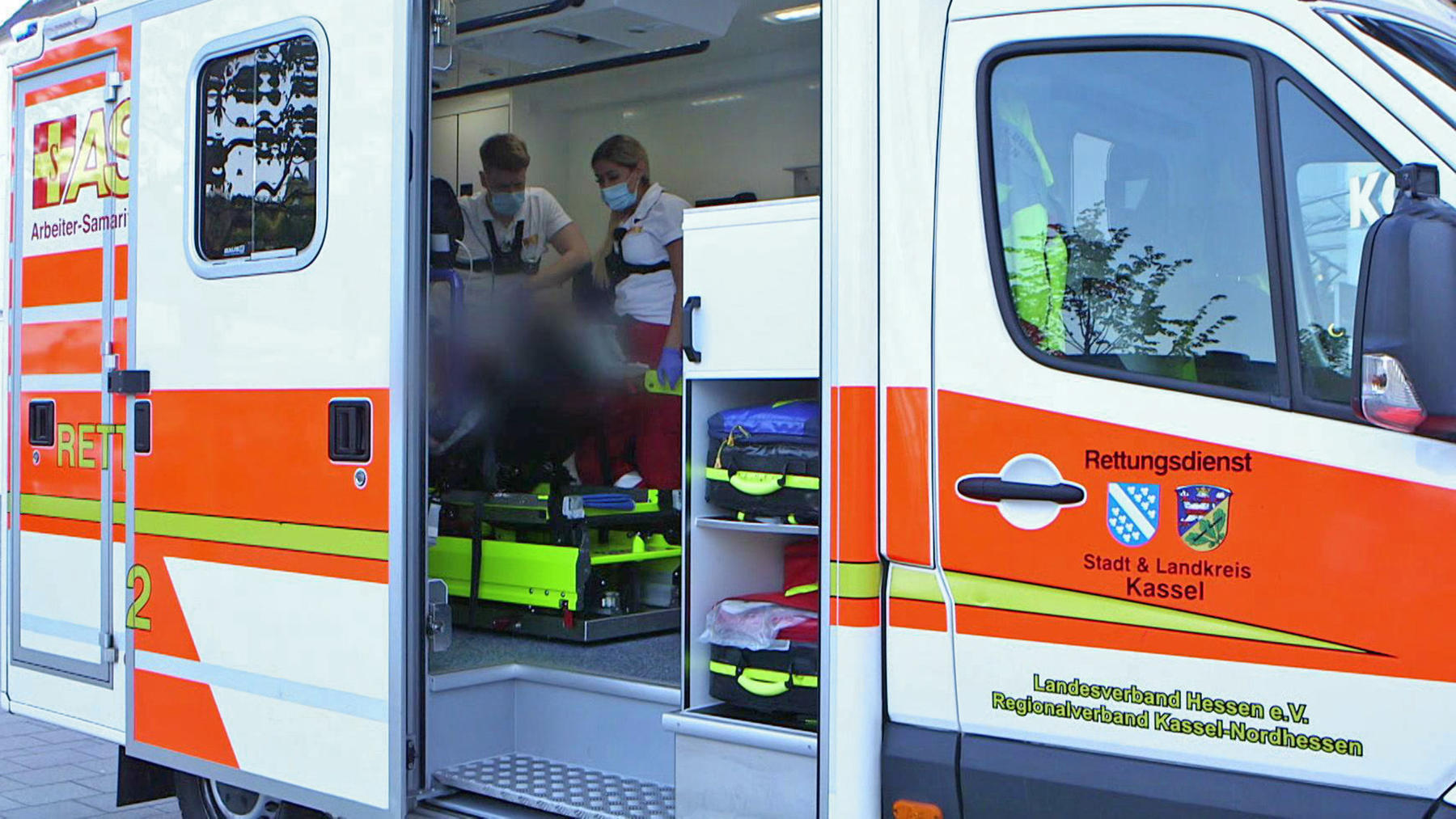 Eine betrunkene Frau bricht im Rettungswagen zusammen