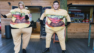 Monikas und Easys Tanz-Competition endet in einem handfesten "Burgerkrieg"