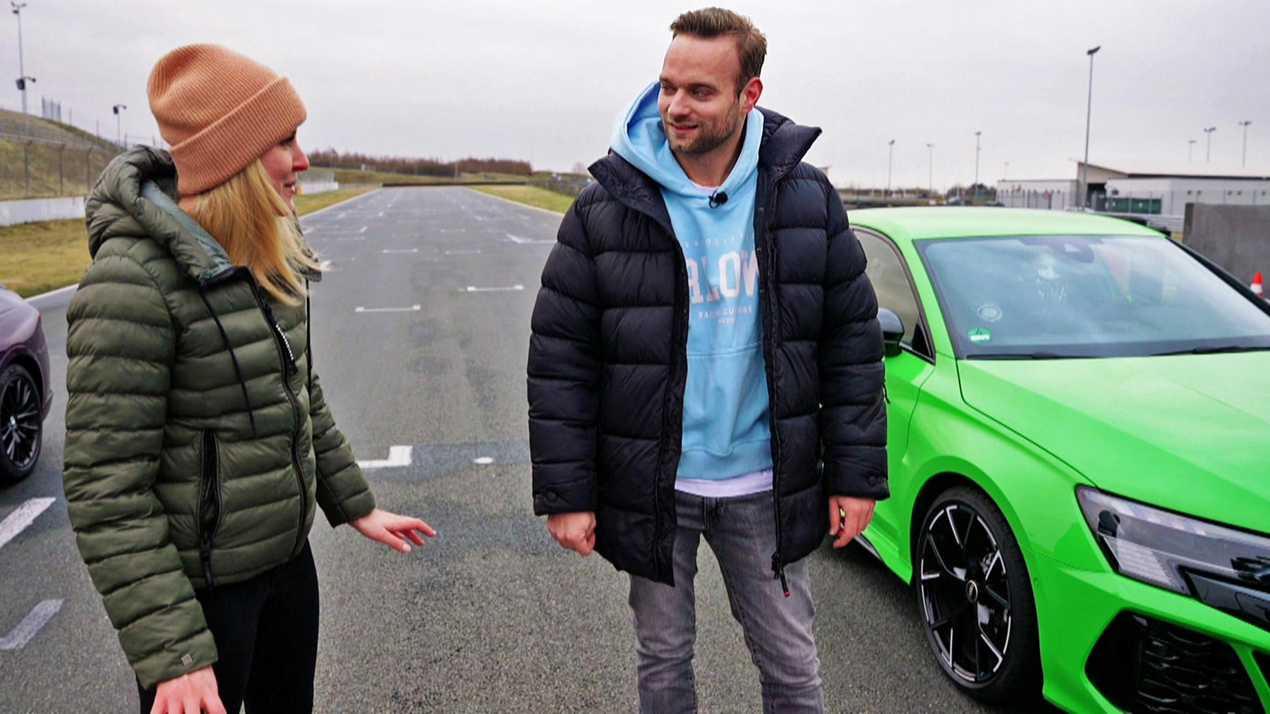 Philipp Kaess und Laura Kraihamer batteln sich mit Audi RS3 und BMW M240i xDrive | Folge 578
