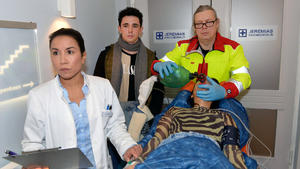 Miriam wird bewusstlos ins Krankenhaus eingeliefert