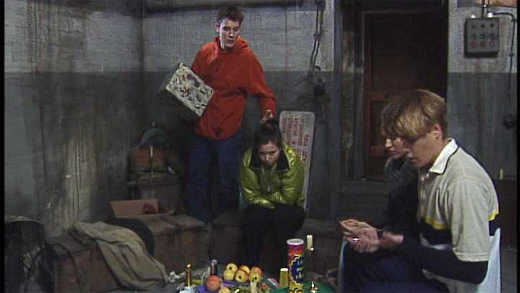 Cora, Nico, Nataly und Ricky sitzen im Bunker fest