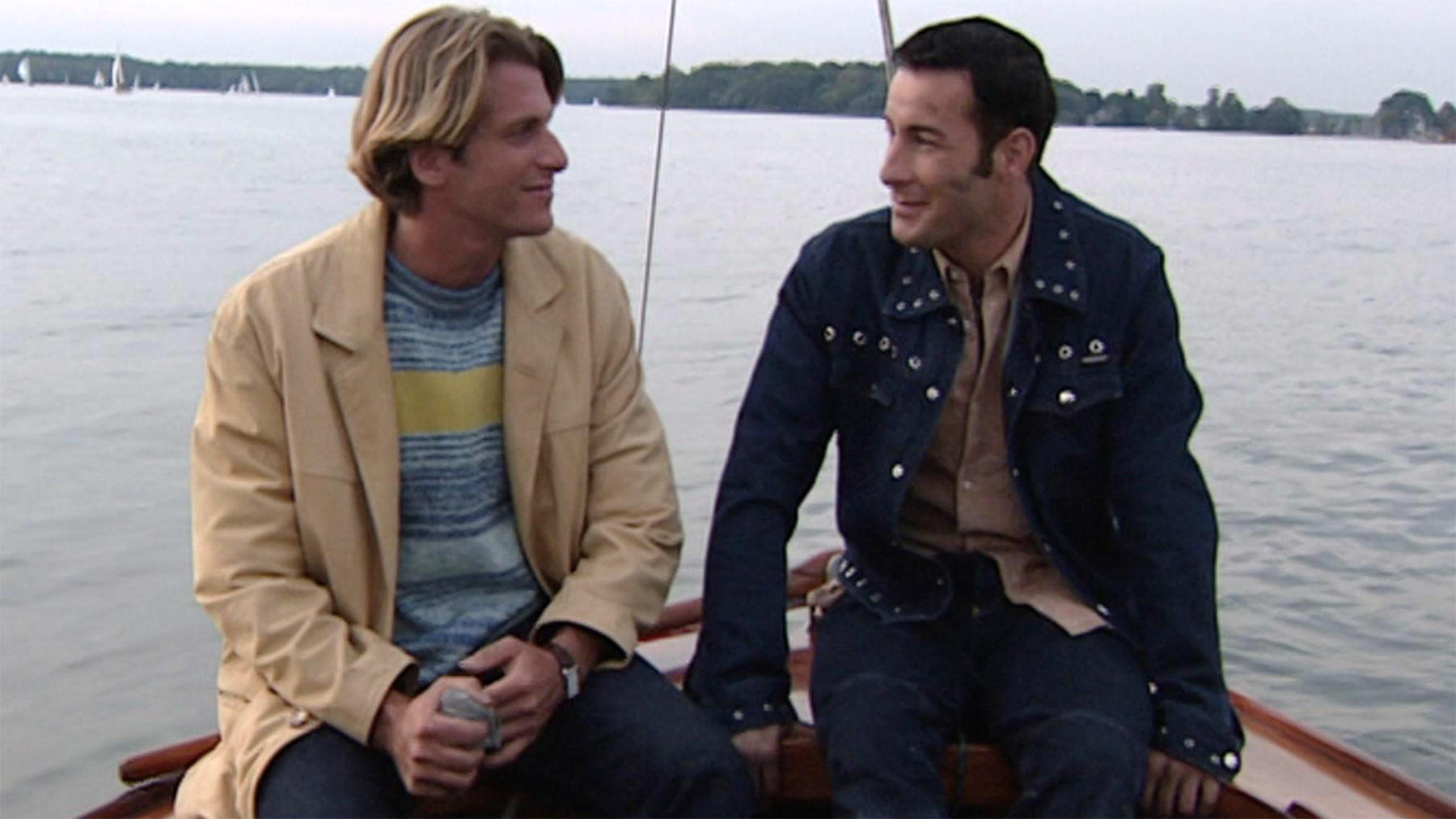 Philip und Simon treiben mit ihrem Boot auf dem See