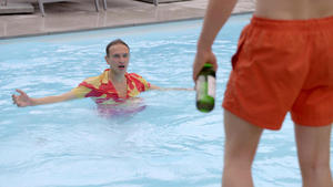 Moritz kickt den flirtenden Gastgeber in den Pool